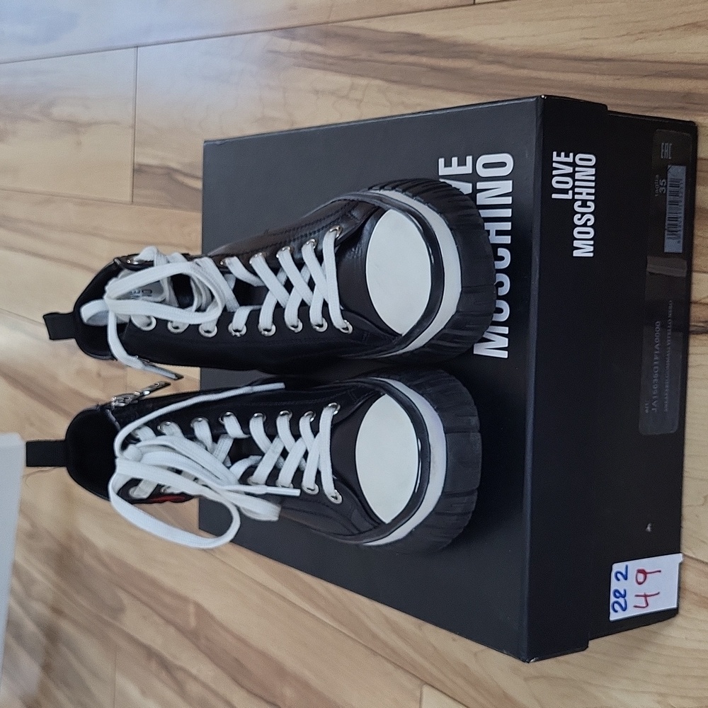 Moschino leather sneakers with zipper and laces, size 35. Like new. Authentic.